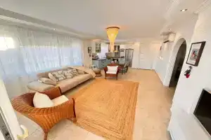 Uyutnaya Kvartira S Vykhodom V Sad Flat, Konakli