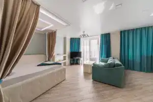 SSS Apartments, Engels