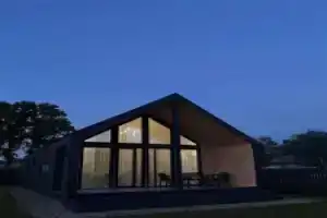 Na Beregu Reki v Stile Barnkhaus Private House, Kupanskiy