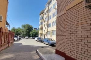U Khrama Zolotaya Obitel Buddy Shakyyamuni Flat, Elista