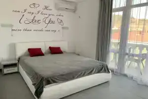 dvuhkomnatnye s balkonom i vidom na more Apartments, Alushta