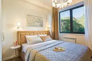 Garmoniya s vidom na park Flat, Yalta