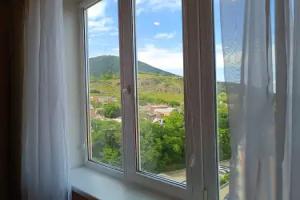 V kurortnoj zone s vidom na Mashuk Flat, Goryachevodsky