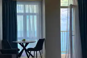 Delfin na Zakate - Stilnaya Studiya u Morya v Sochi (Ashe) Apartments, Ashe