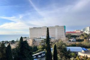 Delyuks. Krasivye Svetlye 3-Komnatnye Apartamenty V Tsentre Sochi U Morya "alma Apart"     380150 Apartments, Sochi