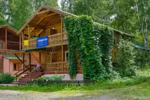 Globus Hotel, Aya