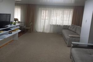 Luchshaya Dvukhkomnatnaya Satka Flat, Satka