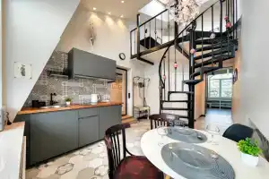 3-Komnatnaya S Balkonom V Tsentre Flat