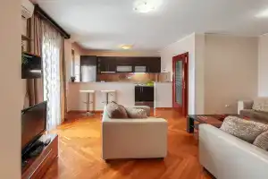 Sunny Three Bedroom Flat