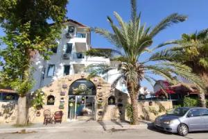 Wonder Life Hotel, Side