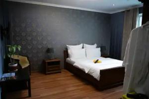 Hotel-July, Lobnya