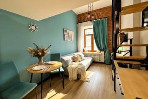 Stilnaya Dvukhurovnevaya Studiya Biryuzovy Loft Apart Komfort na Prospekte Mira Apartments, Moscow