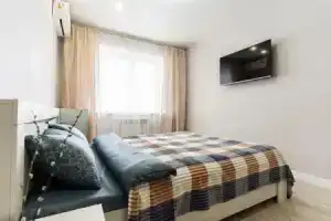 V tsentre Novorossiyska s vidom na gory i gorod LetoApart Apartments, Tsemdolina