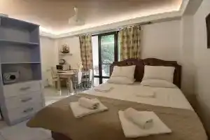 Uyutnaya Studiya Na 1 Etazhe S Vykhodom Vo Dvor Flat, Feodosiya