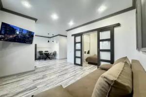 Dizaynerskaya Yevrodvukhkomnatnaya Kvartira V Tsentre Goroda Flat, Orenburg