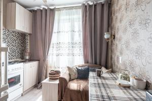 Uyutnaya Dvukhkomnatnaya dlya Semyi Vozle Lesa I Metro Flat