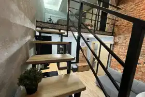 Dvukhurovnevaya studiya s dvumya sanuzlami v parke Apartments, Moscow