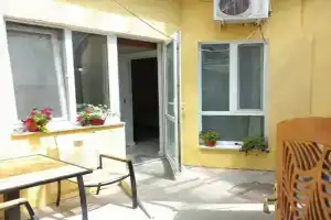 S Dvorikom  Ryadom s Peschanym Plyazhem Flat, Yevpatoriya