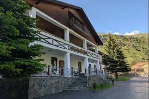 Hotel Usengi, Tegenekli