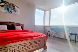 S Panoramnym Vidom Na Gorod Flat, Engels