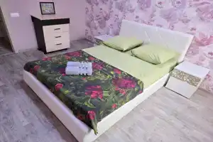 Dvukhkomnatnaya V Tsentre Surguta Flat, Surgut