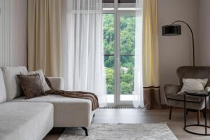 Trehkomnatnye s Balkonom v ZhK Alleja Park Apartments, Sochi