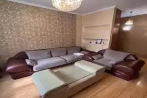 Nazarbaeva 44 Stalinskaia Planirovka Flat, Karagandy