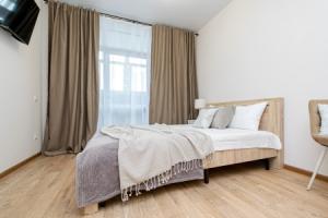 Svetlaya uyutnaya sovremennaya studiya u Planety Flat, Perm