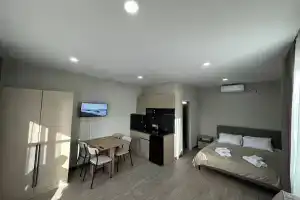 Uyutnaya Studiya na Poberezhye Alakhadzy Flat, Alakhadzi