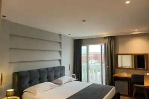 Light Hotel, Tirana