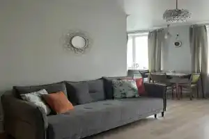 V Stile Mid Century Flat, Gatchina