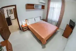 V gostevom dome na Kaspiyskoy Flat, Adler