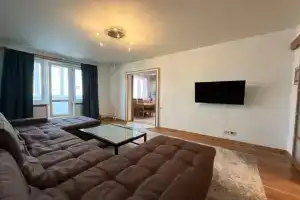 Prostornaya Trekhtomnaya U Blokhina Flat, Moscow