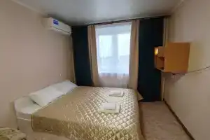 Otlichny den na ulitse Ryleeva , naprotiv oblastnoy bolnitsy Flat, Chelyabinsk