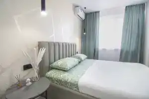 Bereg Volgi Flat, Engels