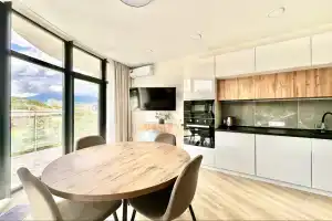 S-Deep Forest s otdel'noy spal'ney i vidom na gory i gorod s 3 etazha Apartments, Alushta