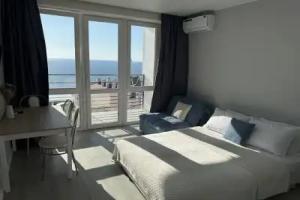Indigo s Vidom na More i Bukhty Flat, Sevastopol