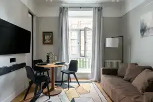 V Klubnom Dome Premium-Klassa Sinatra Apartments, Moscow