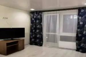 1 v Tsentre na Stroiteley Flat, Novokuznetsk