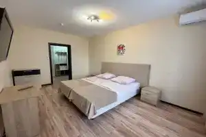 Tryokhkomnatnaya S Vidom Na More V 100 Metrakh Naberezhnaya Flat, Novorossijsk