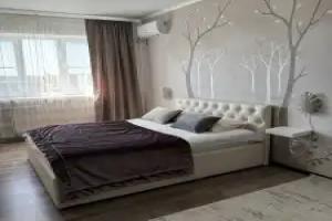 Uyutnaya Prostornaya s Individualnymi Risunkami Flat, Bataysk