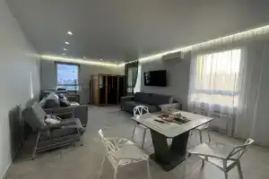 Yenot S Saunoy Flat, Moscow