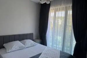 Skay Plaza S Vidom Na Massandrovskiy Park Apartments, Yalta