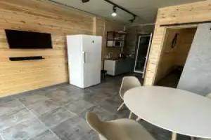 s vidom vo vnutrenniy dvor Apartaments, Izbarbash