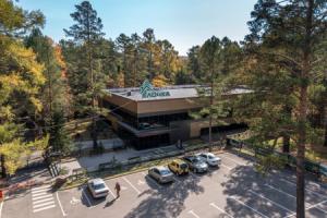 Yolochka Hotel, Patrony