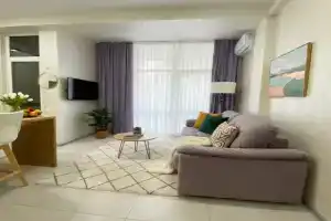 Yutnaya Studiya S Ponoramnimi Oknami V centre Adlera More Flat 5, Adler