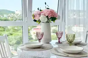 V Tsentre Goroda s Vidom na Gory i More — Kak Doma, Teplo i Uyutno! Flat, Novorossijsk