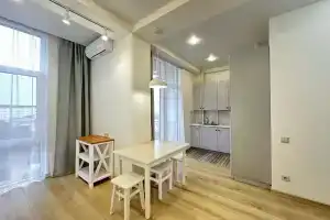 Yutnaya Studiya S Ponoramnimi Oknami V centre Adlera More Flat, Adler