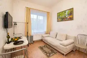 S divanom u PermExpo Apartments, Perm