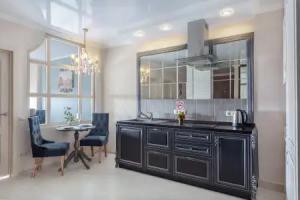 Trekhkomnatnaya kvartira na naberezhnoi reki Volga Tsentr, Noniy dom - beskontaktnoye zaselenie 24/7, Engels